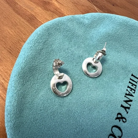 Tiffany & Co. 1999 Heart Cutout silver earrings - Picture 4 of 7